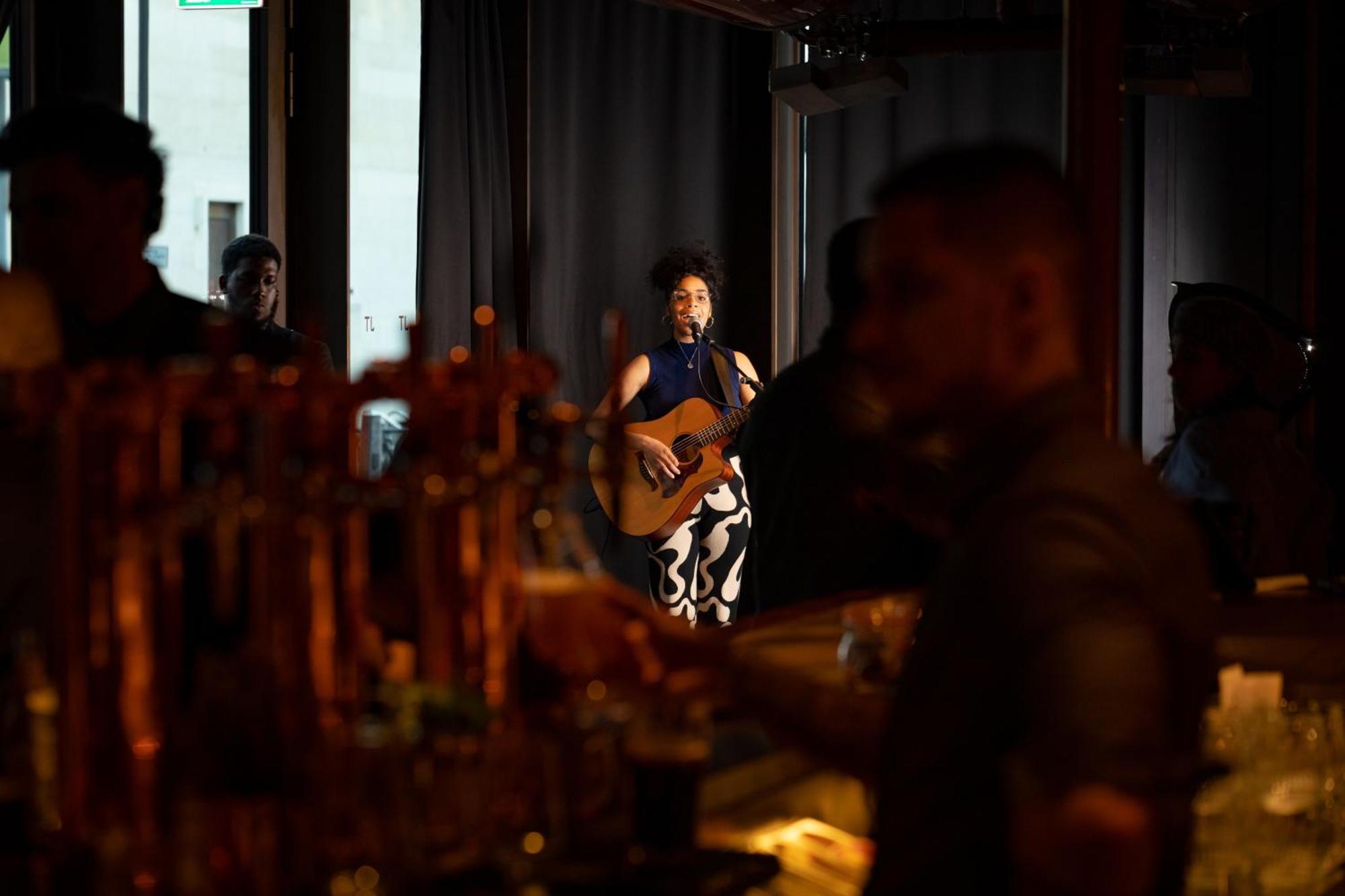 Hotel The Londoner Exterior foto A flamenco guitarist in Madrid