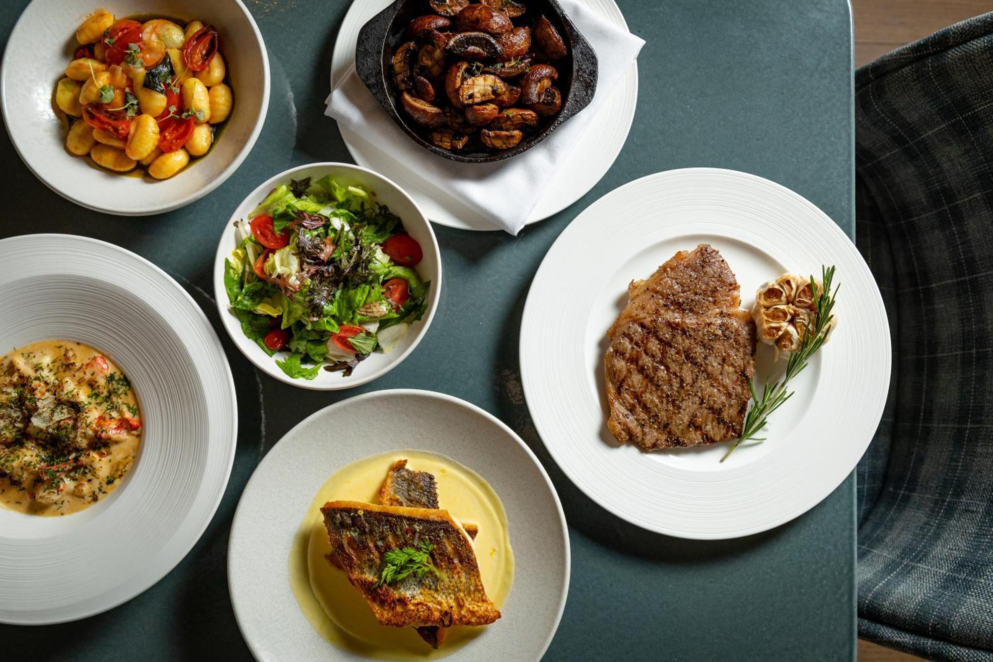Hotel The Londoner Exterior foto A selection of dishes at the restaurant